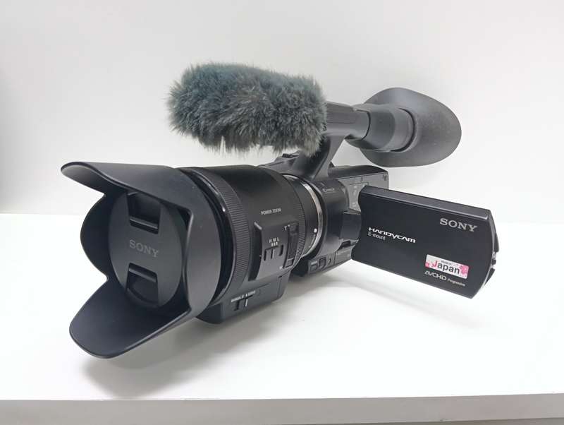Sony NEX-VG30 Camcorder with 18-200mm f/3.5-6.3 Power Zoom Lens