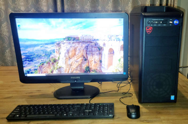 Gamer-Ready PC Setup + 24 Philips Monitor