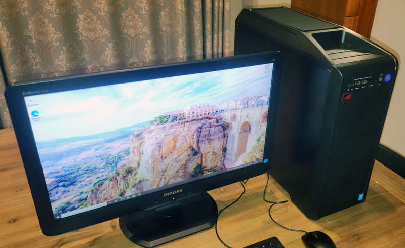 Gamer-Ready PC Setup + 24 Philips Monitor
