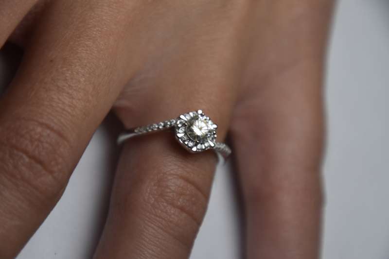 Engagement Ring with 1ct Moissanite, comes with a Certificate of Authenticity