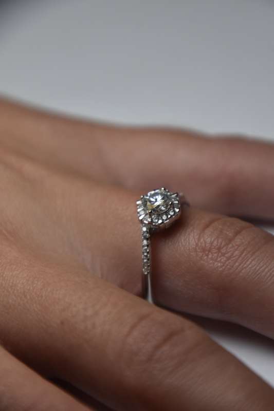 Engagement Ring with 1ct Moissanite, comes with a Certificate of Authenticity