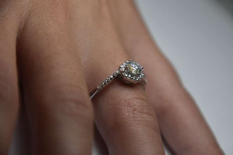Engagement Ring with 1ct Moissanite, comes with a Certificate of Authenticity