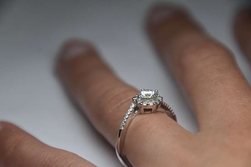 Engagement Ring with 1ct Moissanite, comes with a Certificate of Authenticity