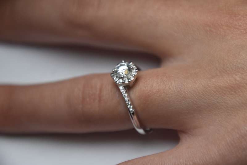 Engagement Ring with 1ct Moissanite, comes with a Certificate of Authenticity