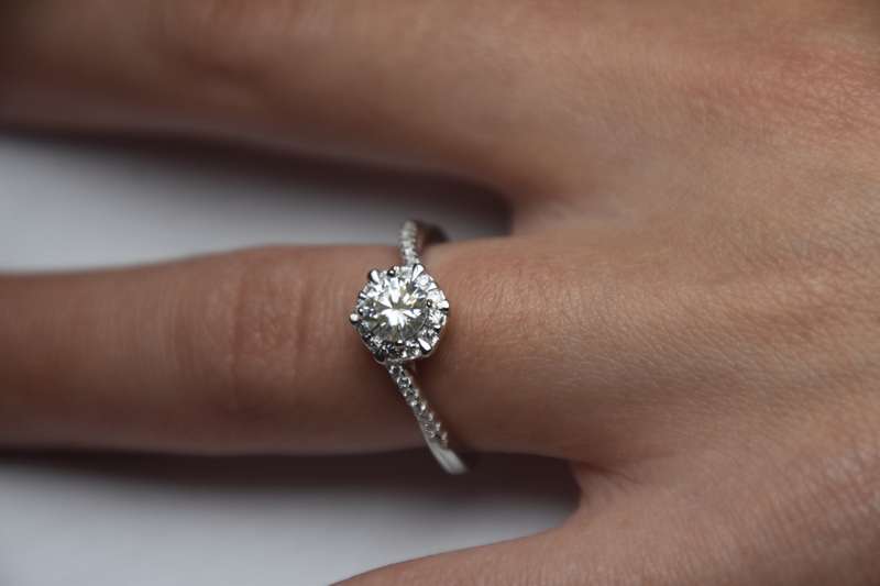 Engagement Ring with 1ct Moissanite, comes with a Certificate of Authenticity