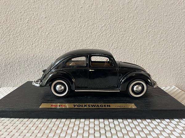 Volkswagen 1951 Beetle Export Sedan die-cast model car. Maisto Special Edition