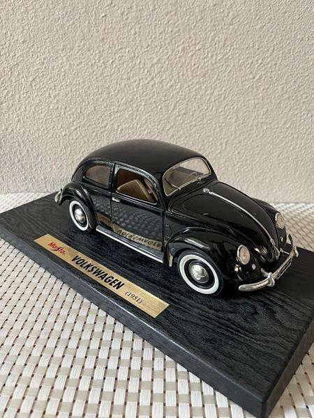 Volkswagen 1951 Beetle Export Sedan die-cast model car. Maisto Special Edition