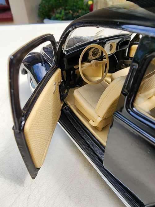 Volkswagen 1951 Beetle Export Sedan die-cast model car. Maisto Special Edition