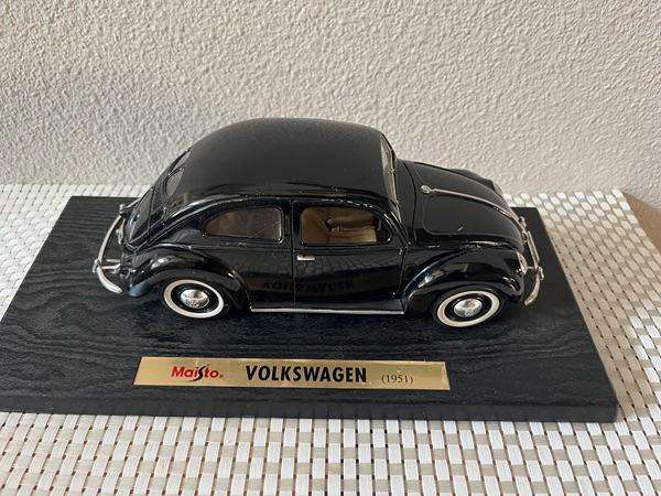 Volkswagen 1951 Beetle Export Sedan die-cast model car. Maisto Special Edition