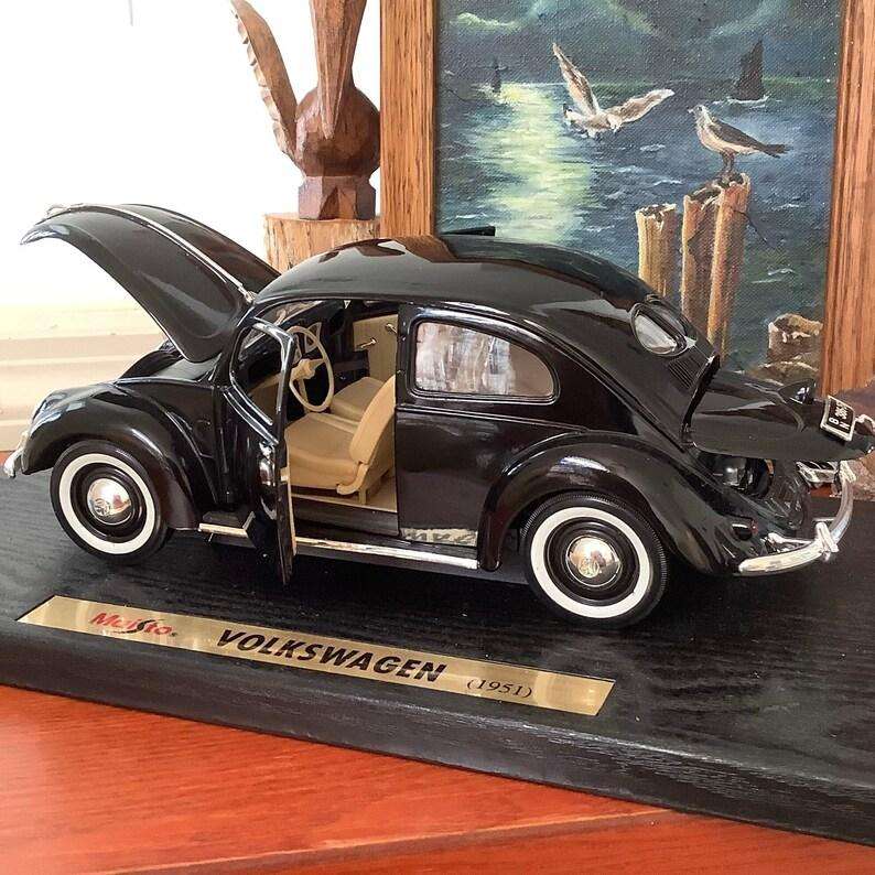 Volkswagen 1951 Beetle Export Sedan die-cast model car. Maisto Special Edition
