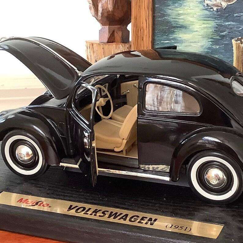 Volkswagen 1951 Beetle Export Sedan die-cast model car. Maisto Special Edition