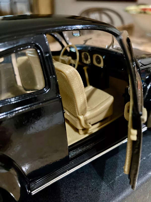 Volkswagen 1951 Beetle Export Sedan die-cast model car. Maisto Special Edition