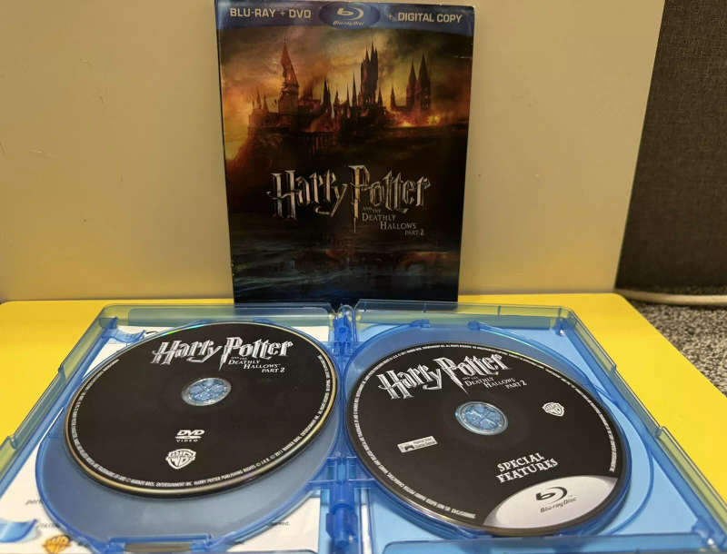 Harry Potter & The Deathly Hallows Part 1 & Part 2  (4 discs Blu Ray DVD)