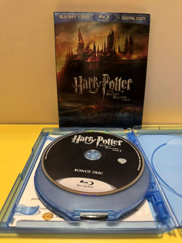 Harry Potter & The Deathly Hallows Part 1 & Part 2  (4 discs Blu Ray DVD)