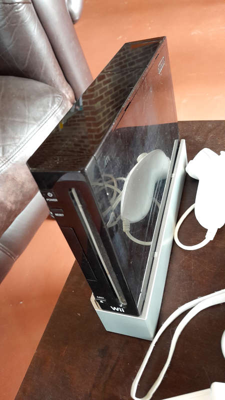 Nintendo Wii Console with 2 games & Accessories