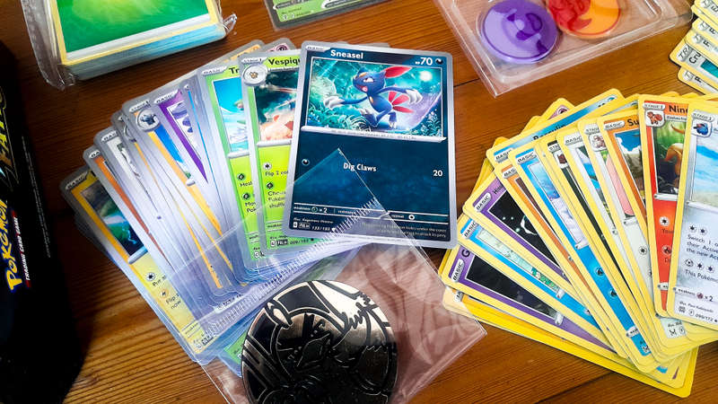 Pokemon Trading Card Game- 100+ Cards Value Bundle #01 - Tin + Cards + Accessories