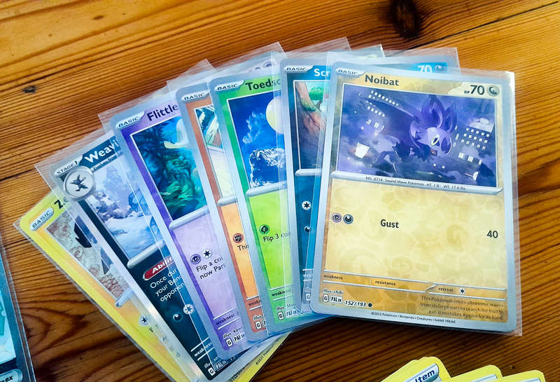 Pokemon Trading Card Game- 100+ Cards Value Bundle #01 - Tin + Cards + Accessories