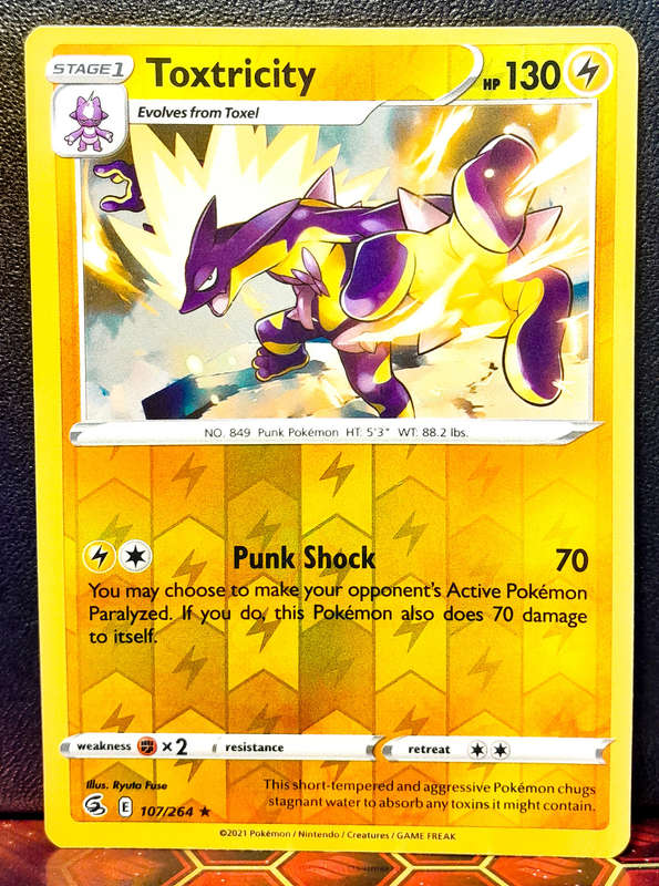 Pokemon Card - Toxtricity 107/264 - Holofoil Rare - Fusion Strike NM