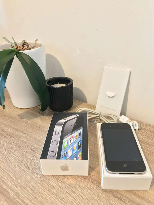 iPhone 4 8GB Black  Excellent Condition + Original Box (Collectible)