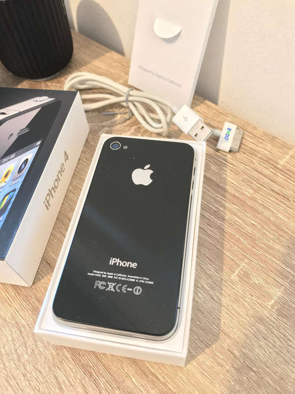 iPhone 4 8GB Black  Excellent Condition + Original Box (Collectible)