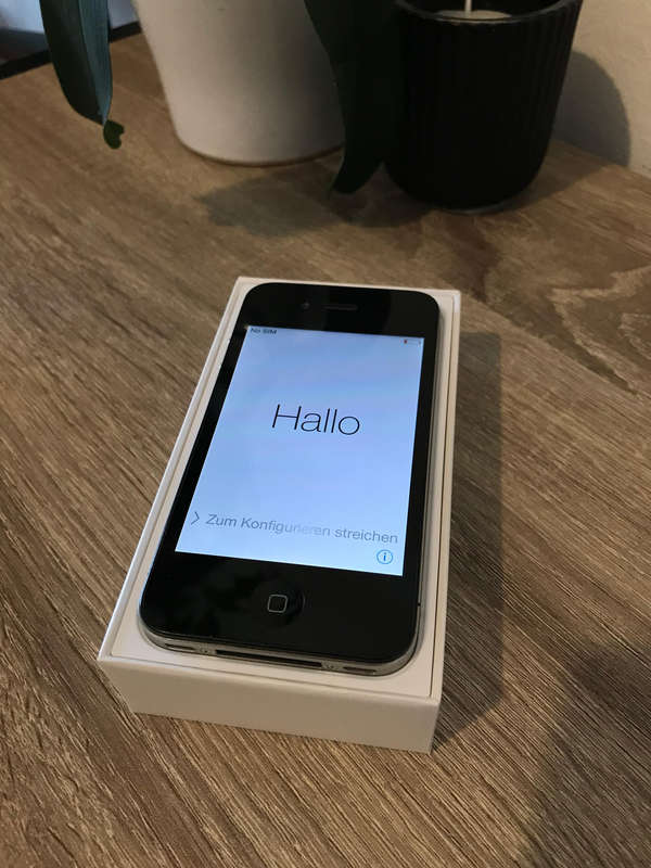 iPhone 4 8GB Black  Excellent Condition + Original Box (Collectible)