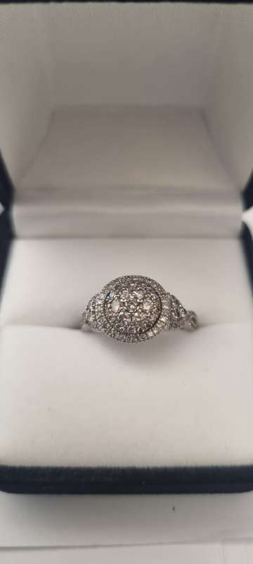 Round cut halo diamond ring