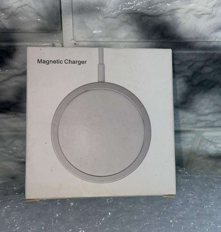  Magnetic Wireless Charger  New! 