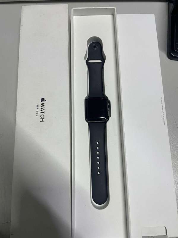 Apple Watch Series 3 (Black)  Excellent Condition  Boxed + Charger + 2 Sets of Straps!