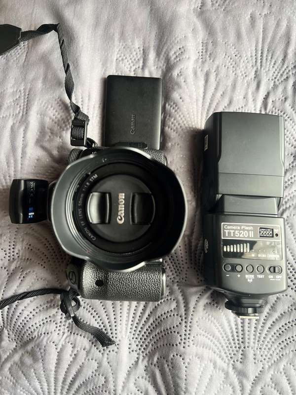 Canon 70D DSLR Camera + 50mm 1.2 Canon lens + Godox TT520 II Speedlight + Mixbox professional Tripod