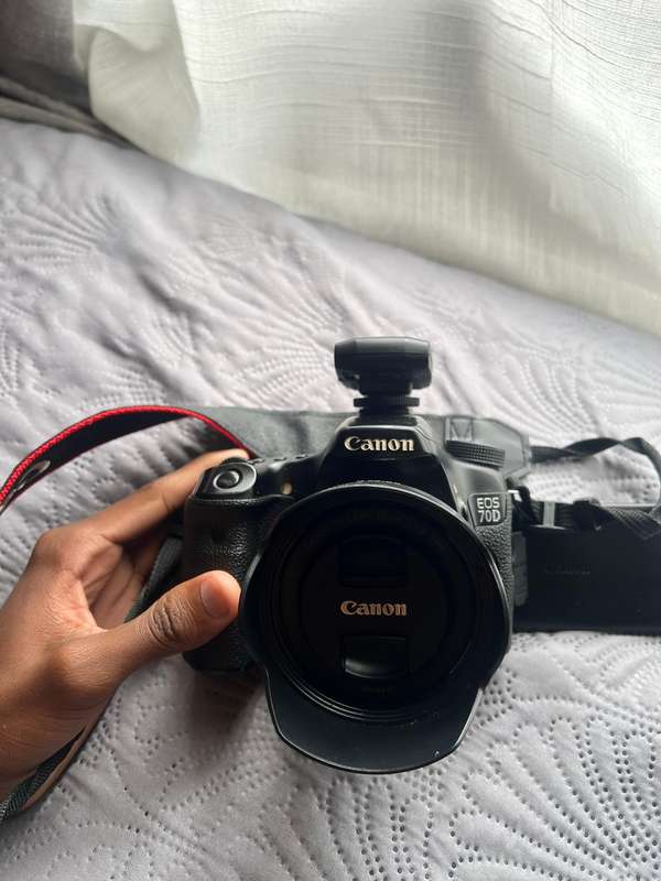 Canon 70D DSLR Camera + 50mm 1.2 Canon lens + Godox TT520 II Speedlight + Mixbox professional Tripod