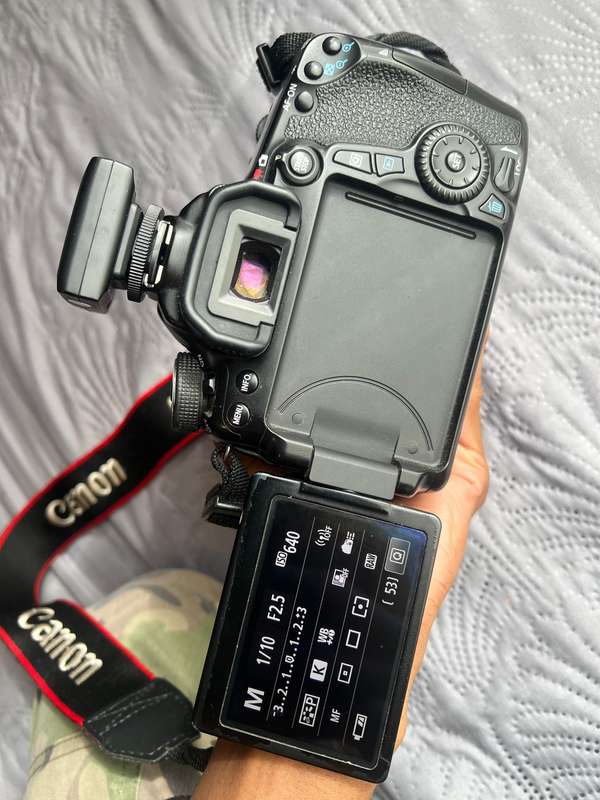 Canon 70D DSLR Camera + 50mm 1.2 Canon lens + Godox TT520 II Speedlight + Mixbox professional Tripod