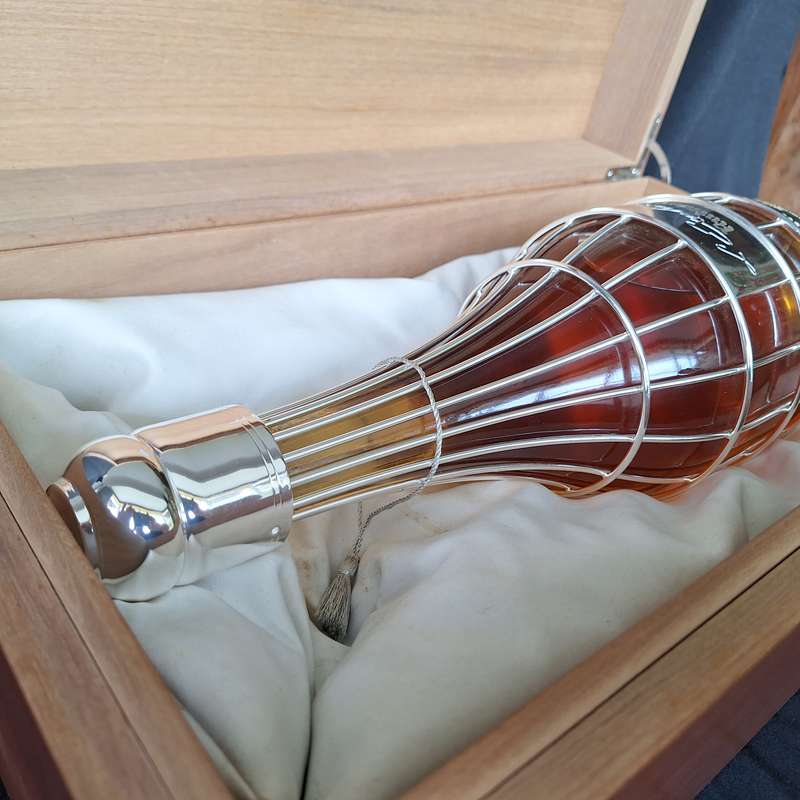 Ruinart L'Exclusive Limited Edition 2142/14000 Champaign in wooden display box