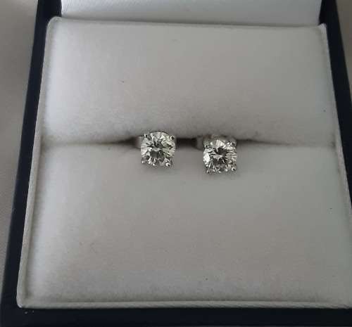 18ct White Gold Diamond 4 claw earrings