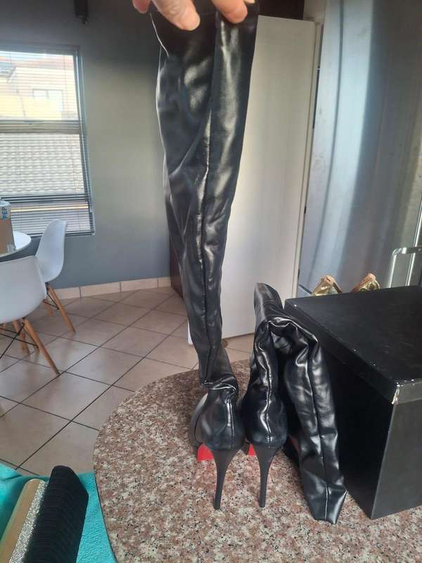 Chic Black Leather Stiletto Boots  Size 39