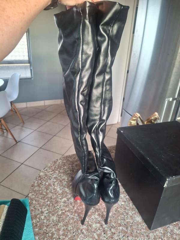 Chic Black Leather Stiletto Boots  Size 39