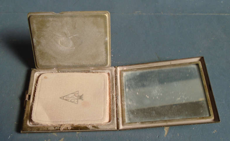 VINTAGE KIGU POWDER COMPACT