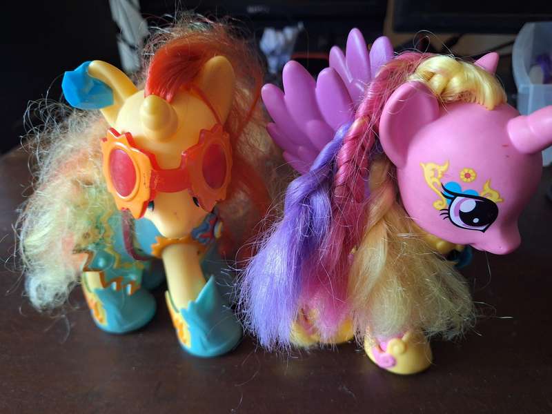 2x My Little Pony with accessories