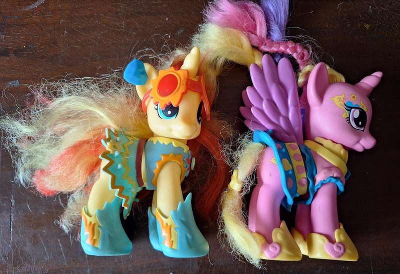 2x My Little Pony with accessories