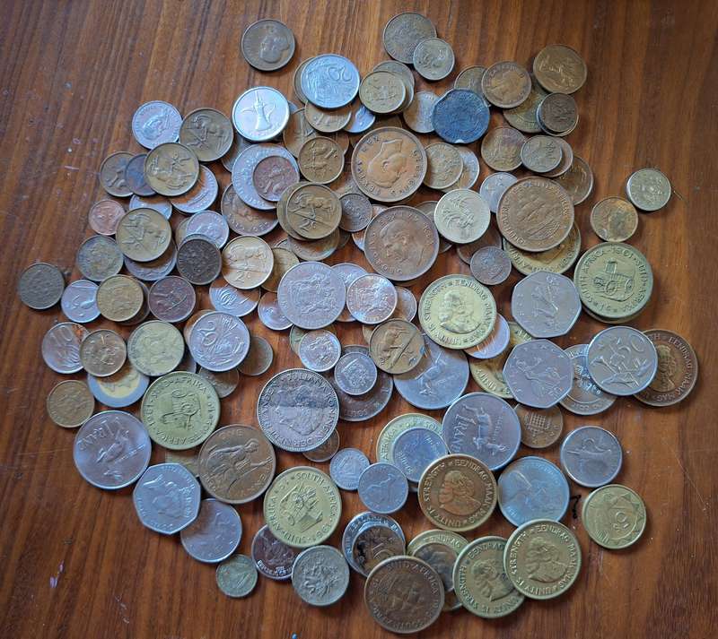 Large mixed lot of old and international coins