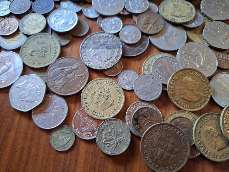 Large mixed lot of old and international coins