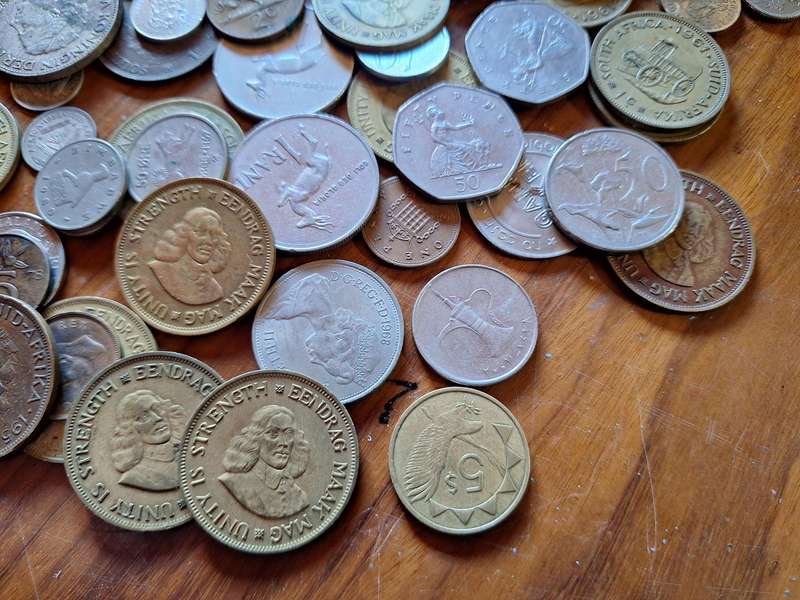 Large mixed lot of old and international coins