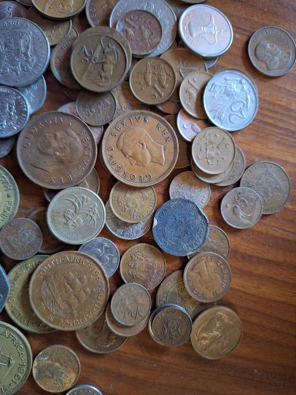 Large mixed lot of old and international coins