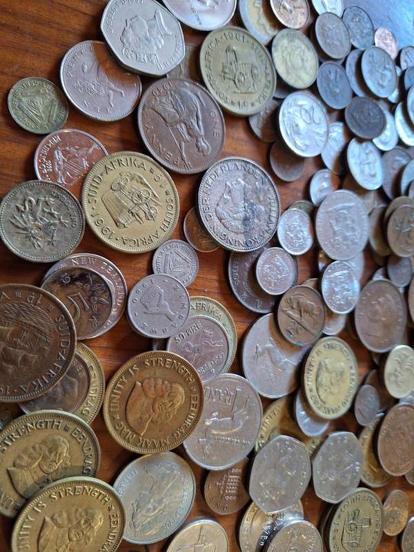 Large mixed lot of old and international coins