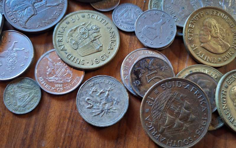 Large mixed lot of old and international coins