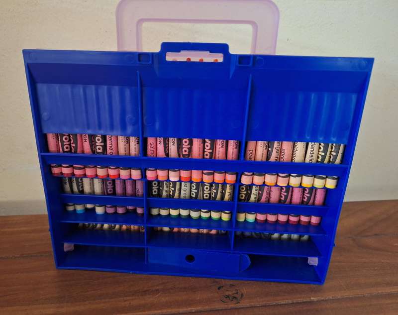 RARE 72 Piece Vintage BINNEY & SMITH Crayola Crayons set in case