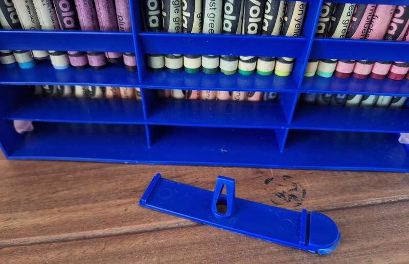 RARE 72 Piece Vintage BINNEY & SMITH Crayola Crayons set in case