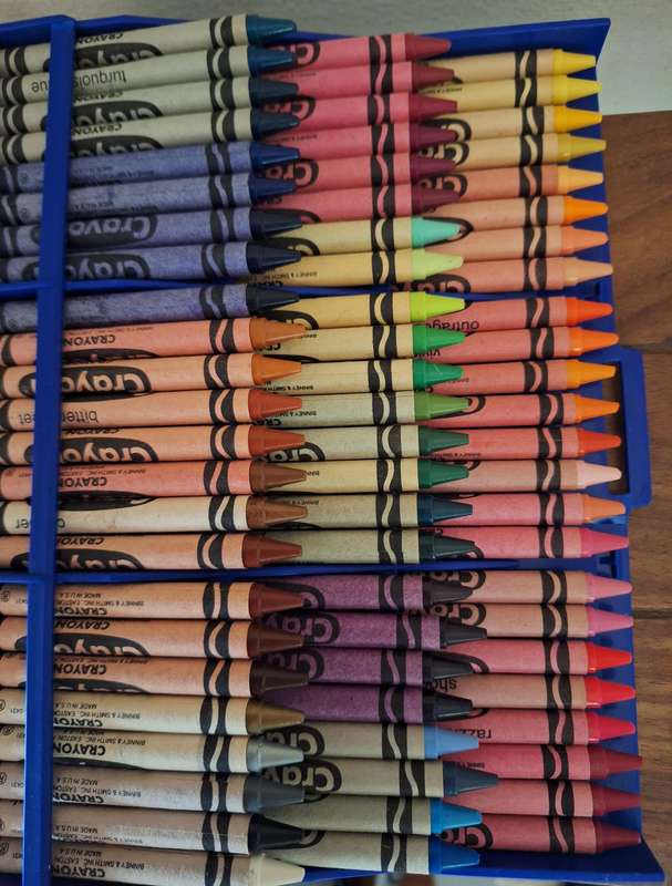 RARE 72 Piece Vintage BINNEY & SMITH Crayola Crayons set in case