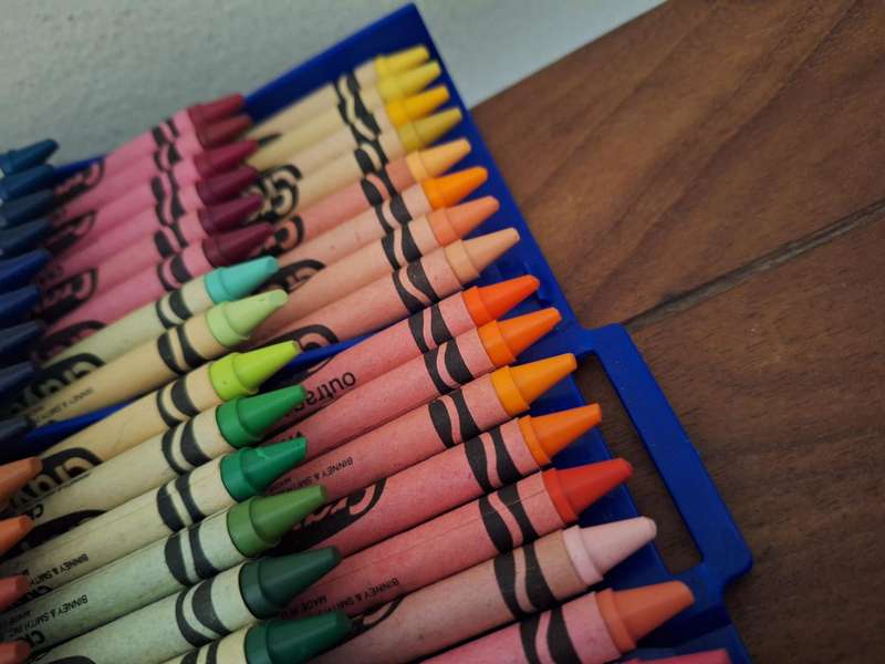 RARE 72 Piece Vintage BINNEY & SMITH Crayola Crayons set in case