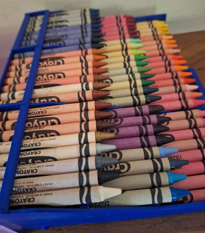 RARE 72 Piece Vintage BINNEY & SMITH Crayola Crayons set in case