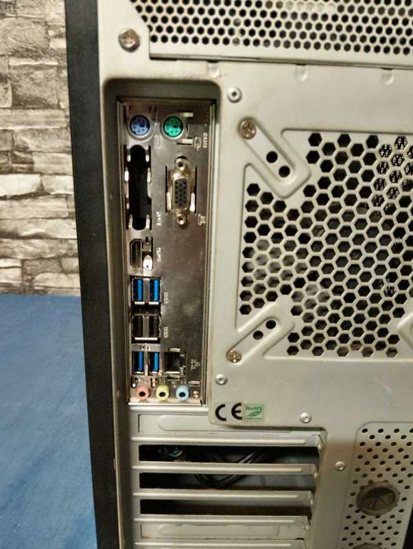 Ryzen 3 2200G PC**8GB DDR4 Ram**500GB HDD**Asus Board